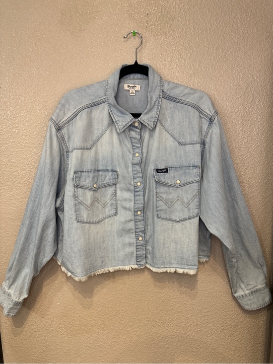 Wrangler Jackets & Blazers - Wrangler Retro Cropped Western Chambray Denim Snap Shirt Light Wash Cowgirl